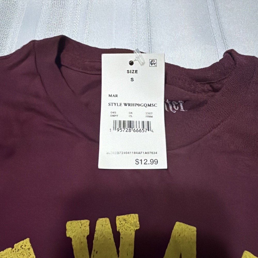 Harry Potter Hogwarts Alumni T-Shirt Maroon Size L NWOT New With Sticker - Picture 3 of 5